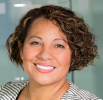 Portret van Claire Ashford, hoofd van de afdeling financiële compliance en regelgeving
